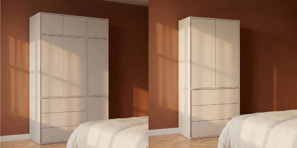 Zwei cremefarbene Kleiderschränke nebeneinander, grifflos, vor einer terrakottafarbenen Wand mit Sonnenlicht und Fensterschatten