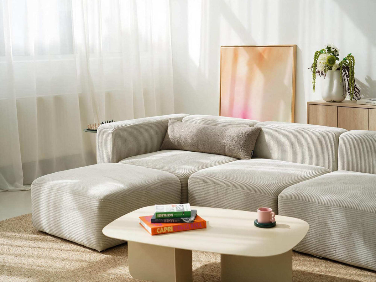Lendenkissen taupe auf Cordsofa Bouclé Stoff