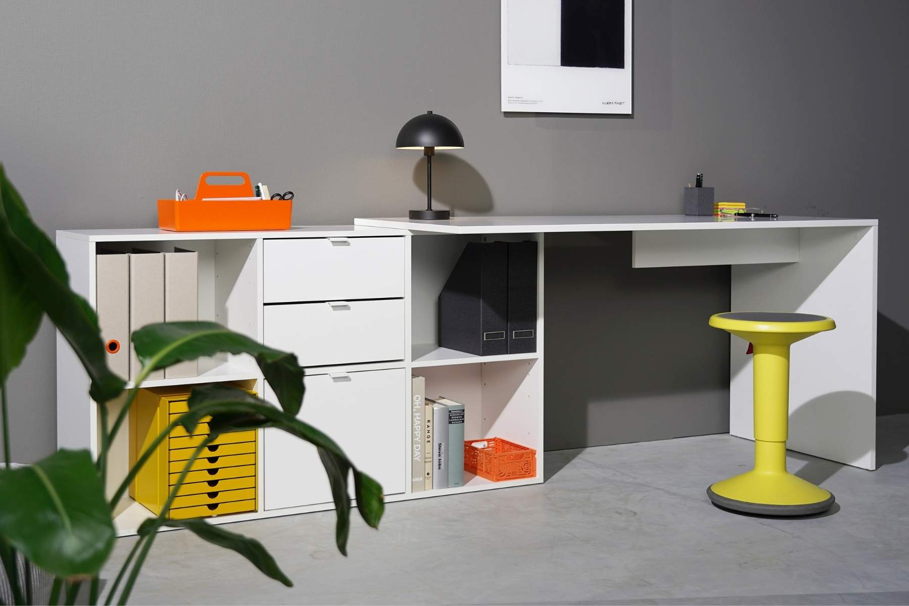Bureau avec rangement dossiers en blanc côte à côte contre un mur