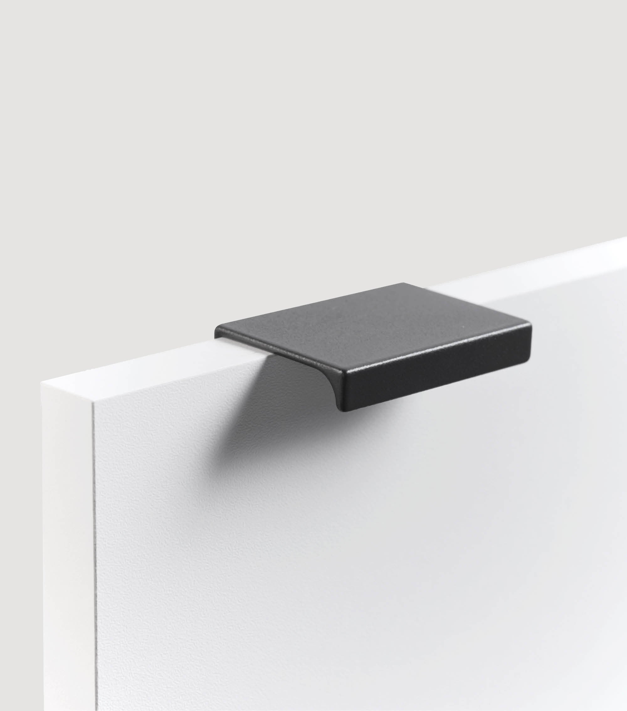 Poignée de meuble pour meubles Push-to-Open 'Der Handliche' en noir et blanc