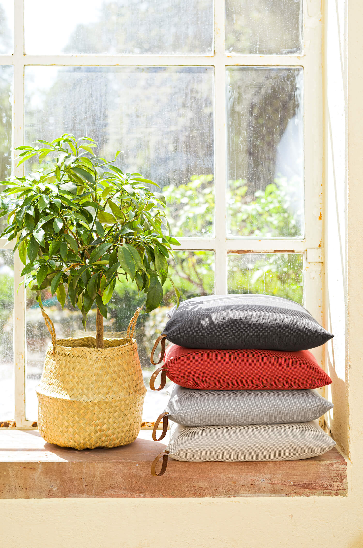 Housse de coussin d'extérieur ‘Das Sonnenplätzchen’ avec boucle en cuir 50x50
