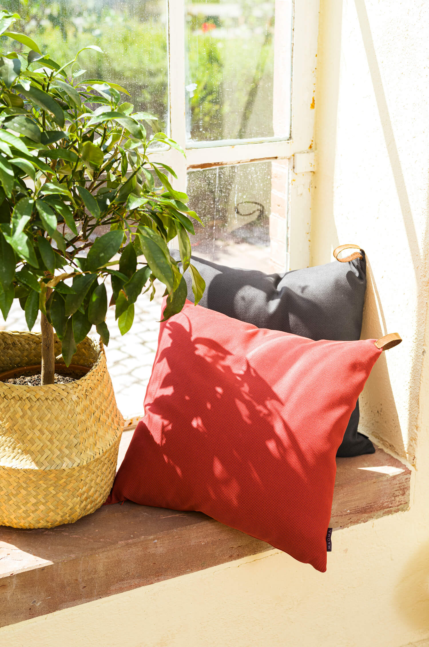Housse de coussin d'extérieur ‘Das Sonnenplätzchen’ avec boucle en cuir 50x50