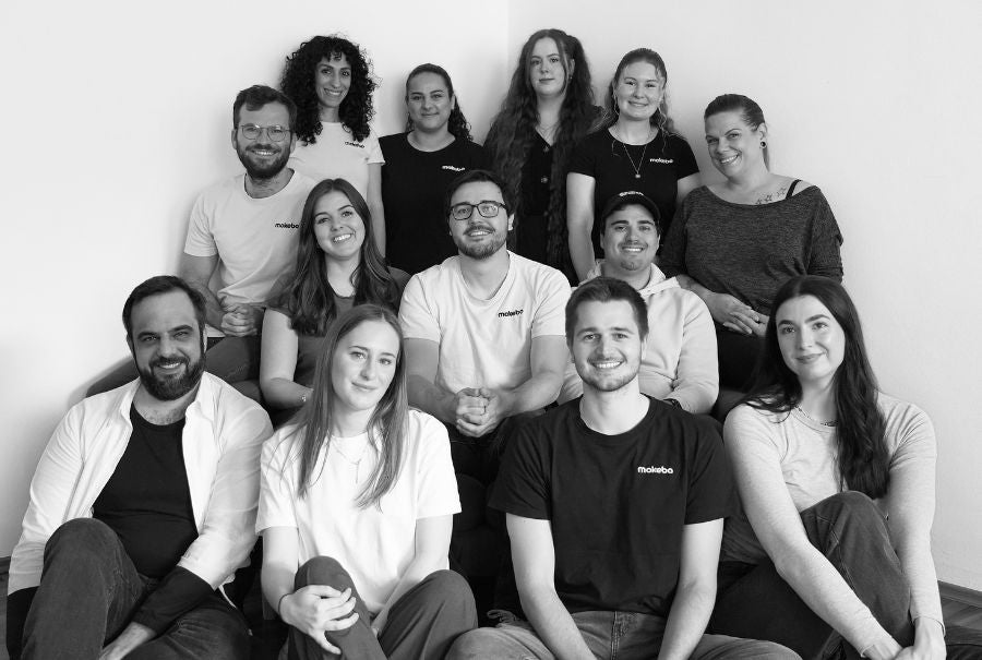 Photo d'équipe en noir et blanc avec treize membres