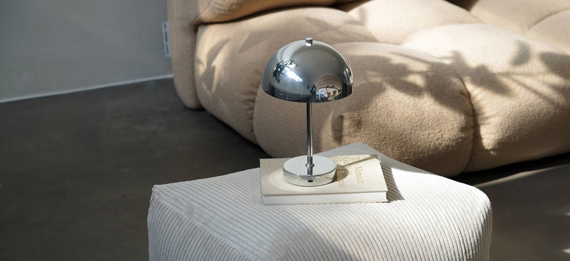 Lampe chromée et pouf en velours côtelé mokebo
