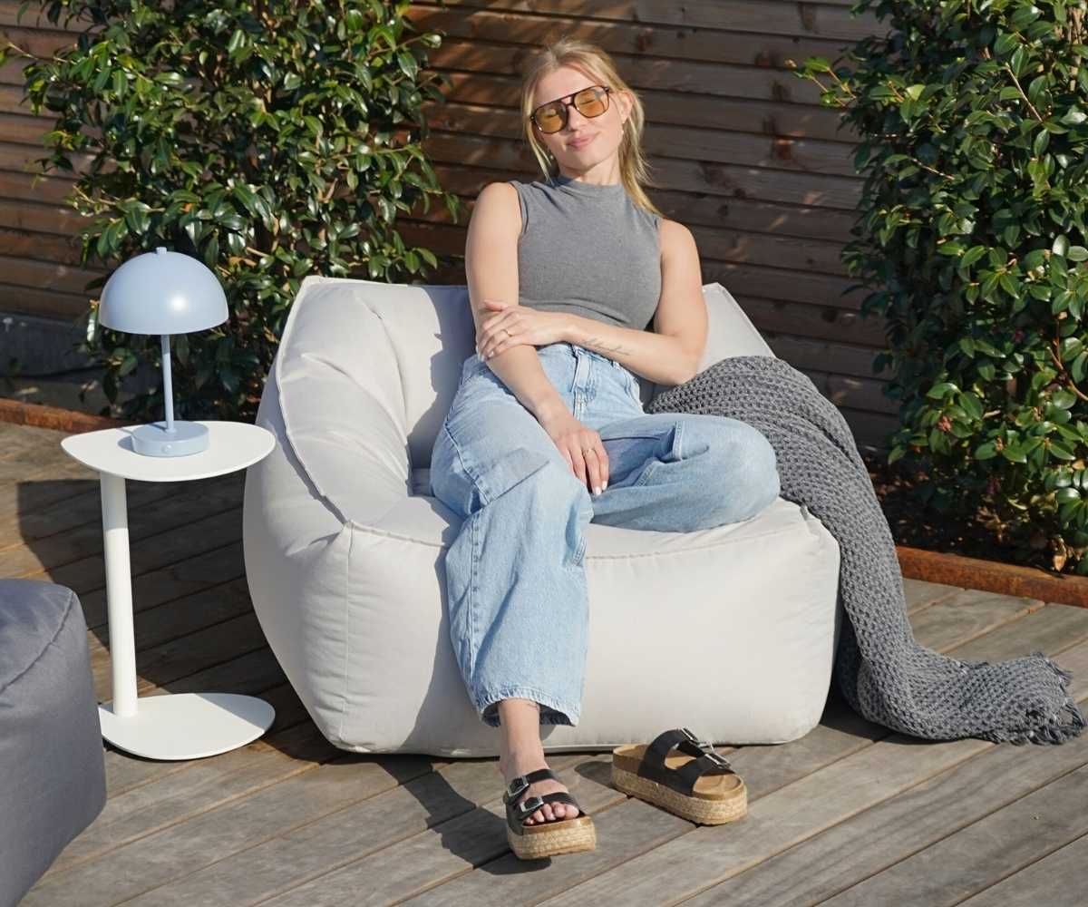 Pouf extérieur ‘Der Sunnyboy' gris clair sur terrasse en bois