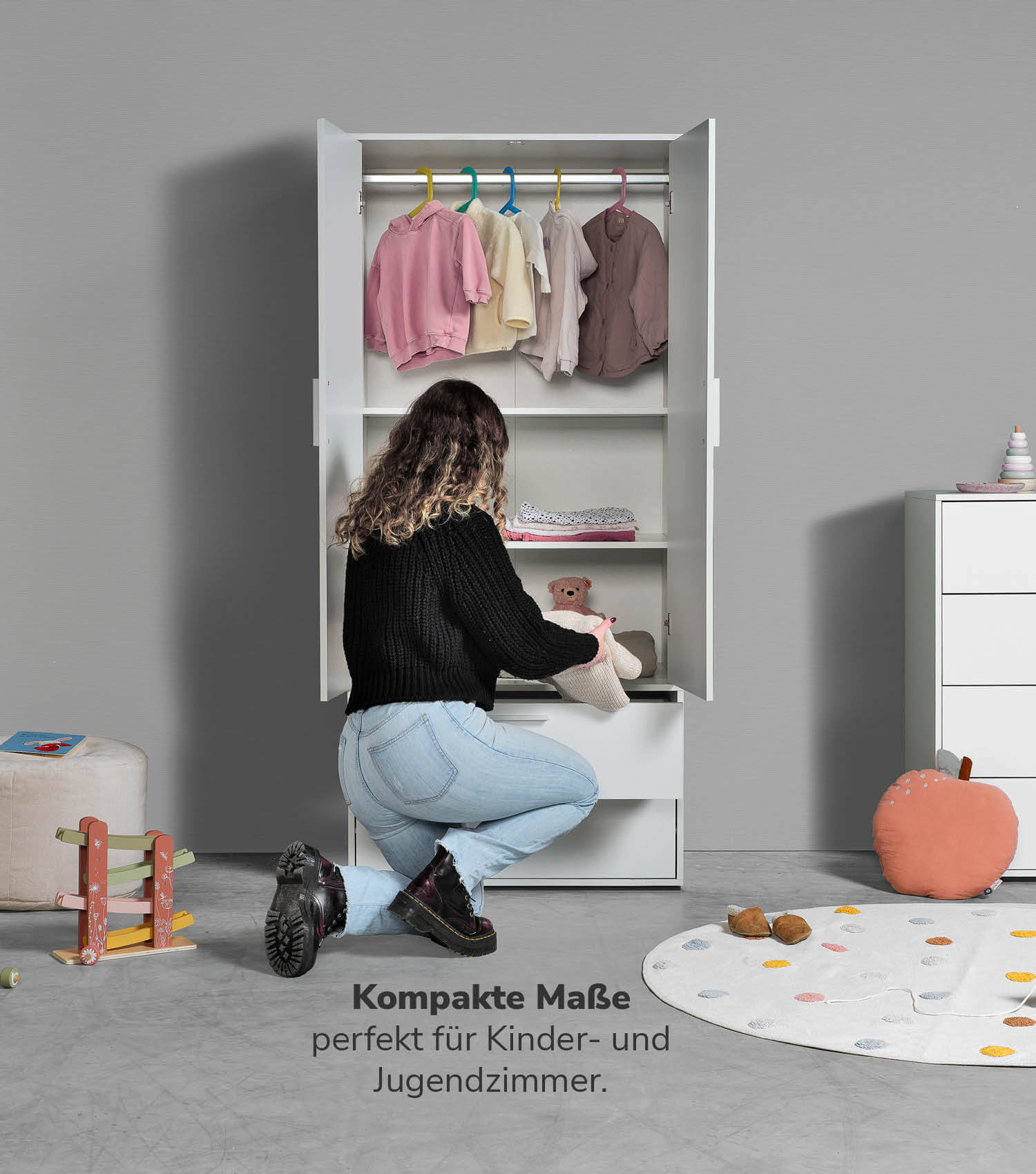 Armoire pour enfants avec portes blanches